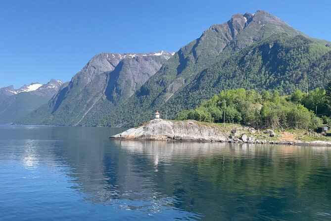 Hjørundfjord Fjord Tour Roundtrip from Ålesund - On-board comfort: restrooms, blankets, and the air-conditioning reality check