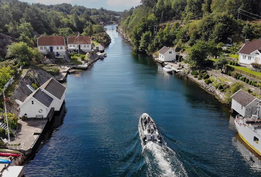 Kristiansand: Express Archipelago Tour by RIB Speedboat - The guided commentary: local context from the onboard guide