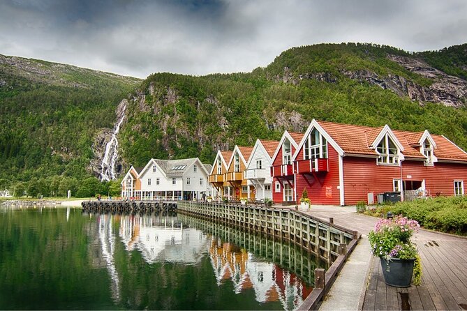 Mostraumen Golden Circle Fjordtour from Bergen – Group or Private - Hesjedalsfossen: twin waterfall power with a simple umbrella tip