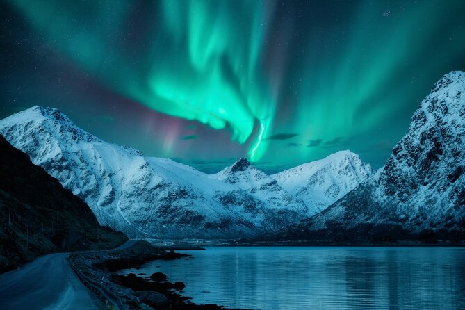 Northern light hunt in Tromsø. WiFi included - The guide’s role: science, mythology, and local stories