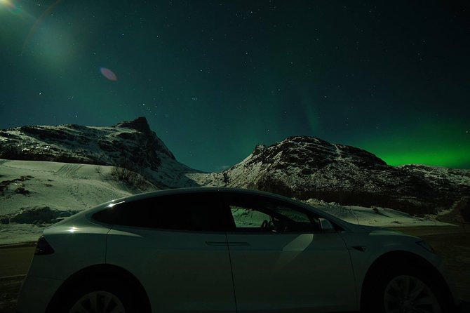 Northern lights - TeslaX Ecofriendly Car - Group size and guide attention: why it matters