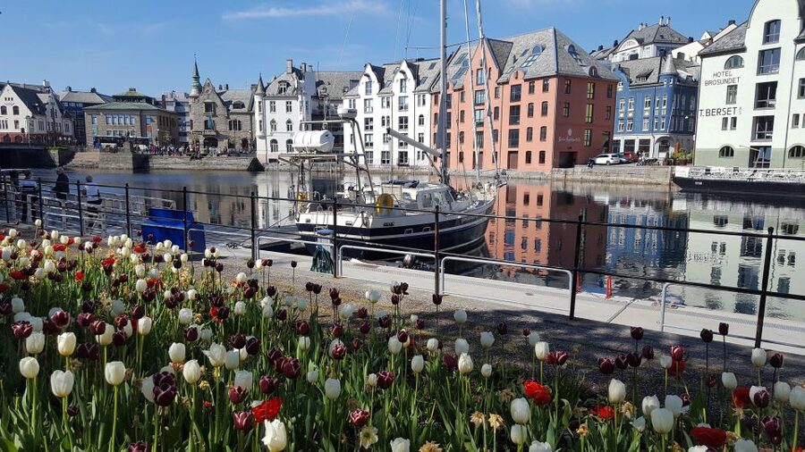 Norwegian Coastal Cities: Smartphone Audio Guide App - Tromsø: polar exploration context, plus Mack Oil Halls beer history