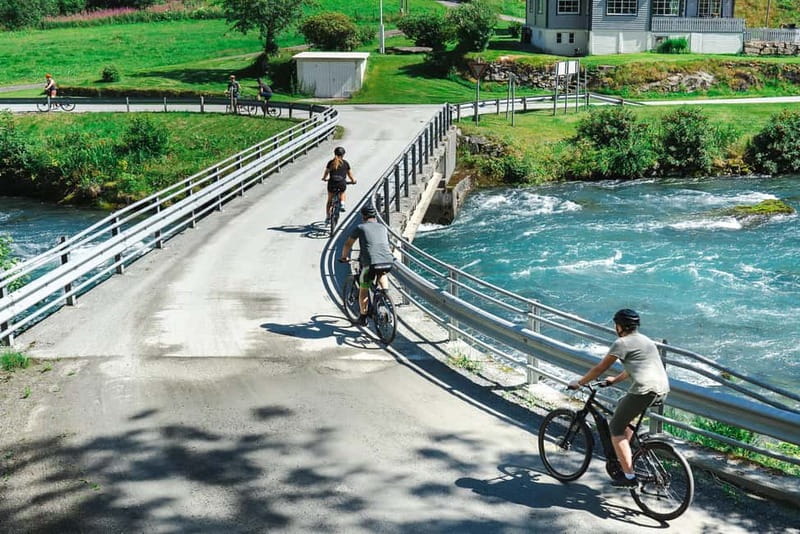Olden: Guided e-bike tour - The 2-Hour Flow: Briefing, Riding, Back Again