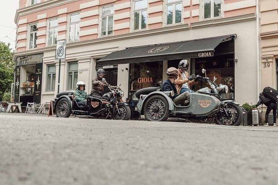 Oslo: 2-Hour Retro Motorcycle Sidecar City Tour - Stortinget and the Royal Palace, seen like you are part of the street