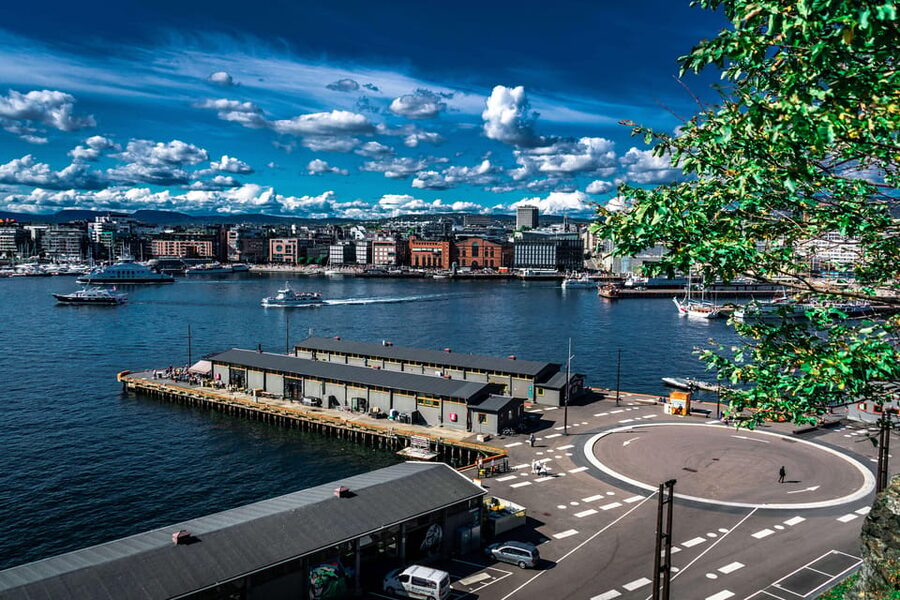Oslo: 3-hour Highlights & Vigeland Park Private Walking Tour - Parliament, Bank Square, and Christiania Torv: Seeing Governance Up Close