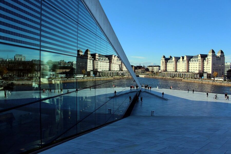 Oslo: Best of Oslo Walking Tour and Hop-on Hop-off Bus Tour - Starting at the University Aula, Finding Your Guide, and Getting Oriented Fast