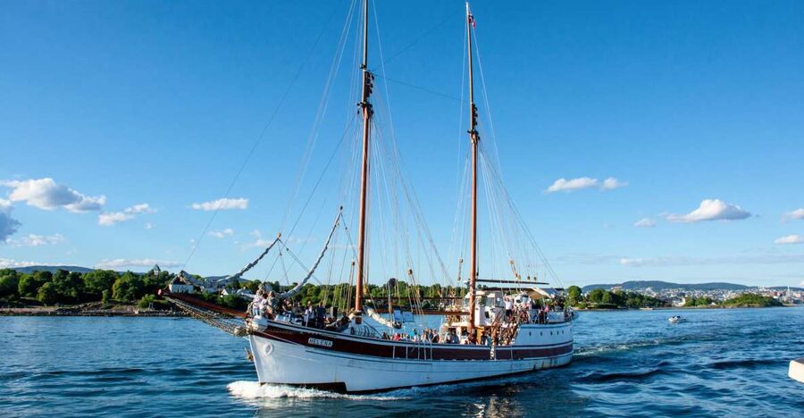Oslo: Best of Oslo Walking Tour & Fjords Sightseeing Cruise - Norwegian Parliament, the Tiger City nickname, and the Opera House moment