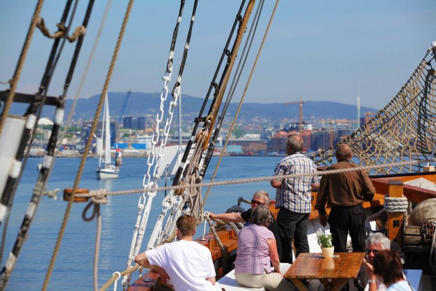 Oslo: Best of Oslo Walking Tour & Fjords Sightseeing Cruise - City Hall, Nobel Peace Prize symbolism, and why this stop matters