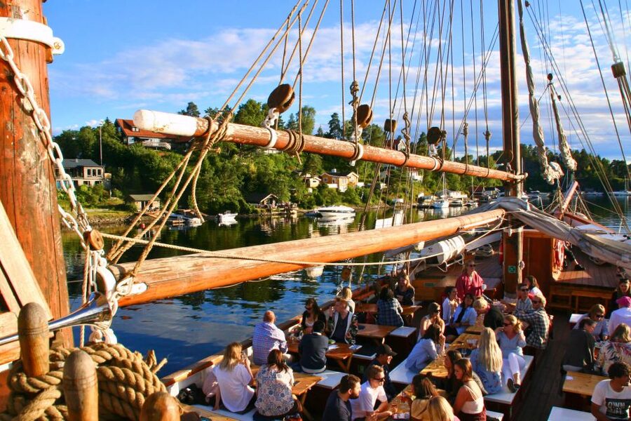 Oslo: Best of Oslo Walking Tour & Fjords Sightseeing Cruise - Bygdøy peninsula, Huk beach, and museum coastline from the water