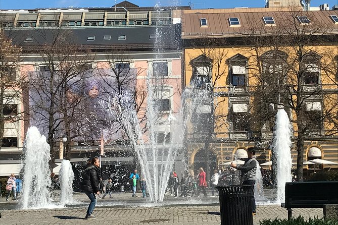 Oslo easy walk - The Norwegian Parliament and Oslo Cathedral: government and faith in one stretch