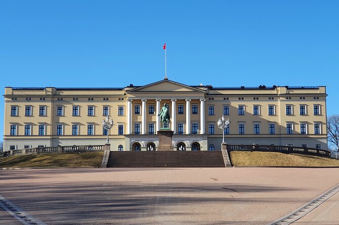 Oslo easy walk - Royal Palace photo stop: royals and national identity