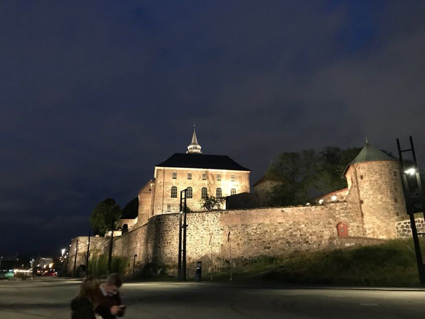 Oslo: Historic Myths & Legends Evening Walking Tour - Where the tour starts: Oslo City Hall and the Swans Fountain
