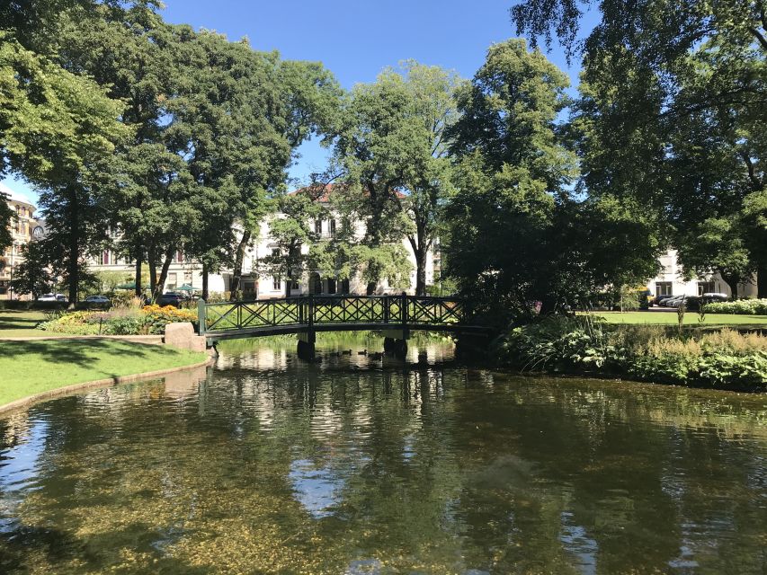 Oslo: Panoramic View and Sculpture Park Walk - Quick photo stops: the Norwegian Parliament and the Royal Palace