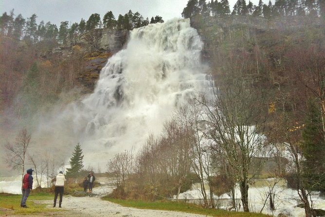PRIVATE GUIDED TOUR: Norway's Highlights – Viking Special, 11-12 hours – WINTER - Why Bergen to Gudvangen to Flåm feels easier in winter