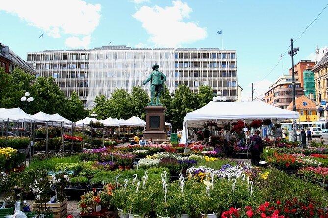 Private Oslo Tour with a Local, Highlights & Hidden Gems, 100% Personalised - Vigeland Park, then Karl Johans gate to the Royal Palace area