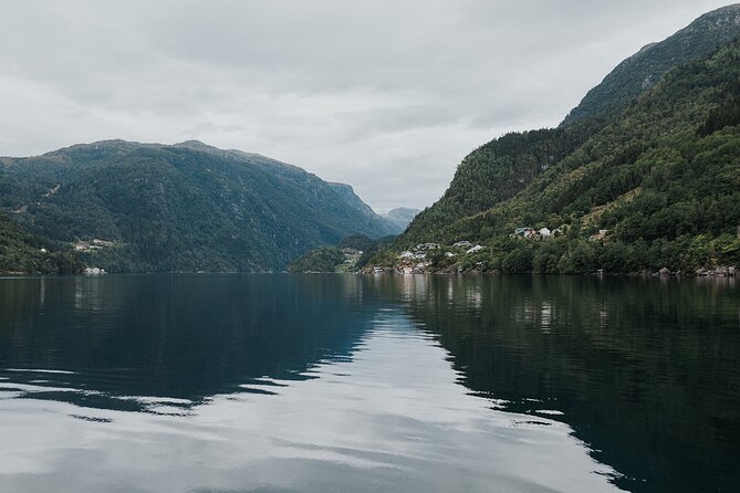 Scenic Hardangerfjord & Fyksesund RIB adventure from Norheimsund - Guides and stories: how the narration changes what you see