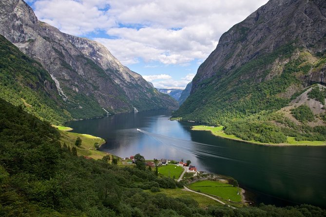 Self-Guided Full Day Round-trip From Bergen - Flåm stop: quick lunch, souvenirs, and time management