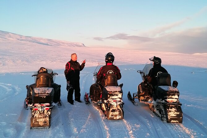 Snowmobile safari in the mountain plateau of Finnmarksvidda - Driving rules, passenger options, and the license you must bring