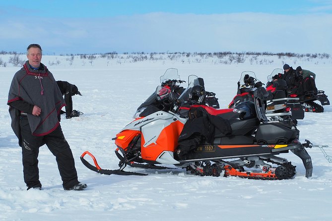 Snowmobile safari in the mountain plateau of Finnmarksvidda - Gear, clothing, and warm hands: what keeps you comfortable