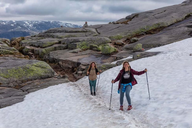 Stavanger: Kjerag Summer Hike with Packed Lunch - Lunch, hot berry juice, and small comforts that matter
