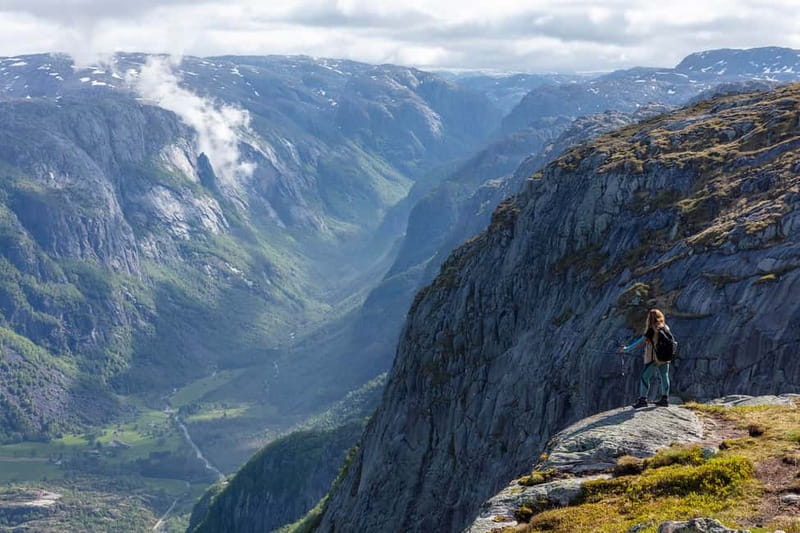 Stavanger: Kjerag Summer Hike with Packed Lunch - Guides who think about safety first, and photos second