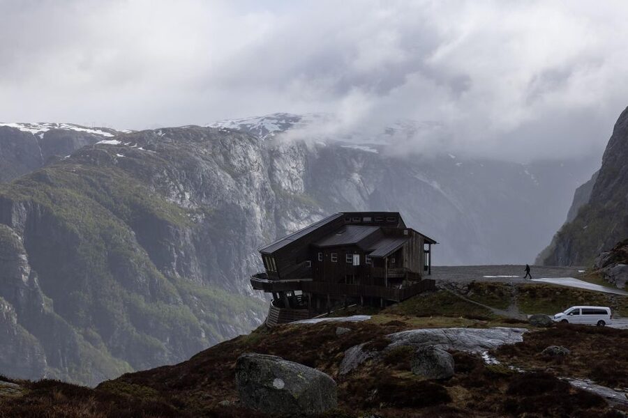 Stavanger: Off-Season Hike to Kjerag + Packed Lunch - Kjeragbolten: reaching the boulder, then getting off safely