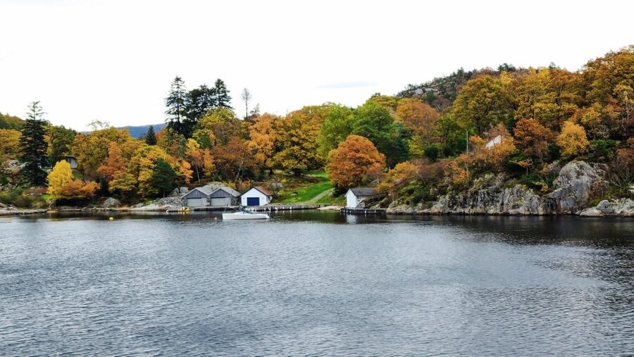 Stavanger: Scenic Fjord Cruise to Lysefjord and Preikestolen - Hengjanefossen waterfall: mist up close, and what to expect with water flow