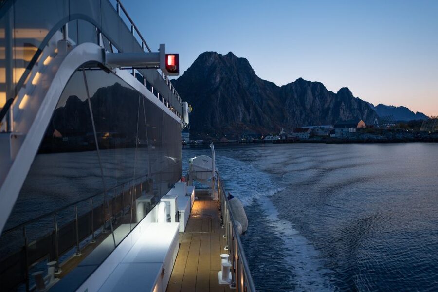 Svolvær: Northern Lights and Full Steam Cruise with Tasting - Practical tips for an easier, warmer night