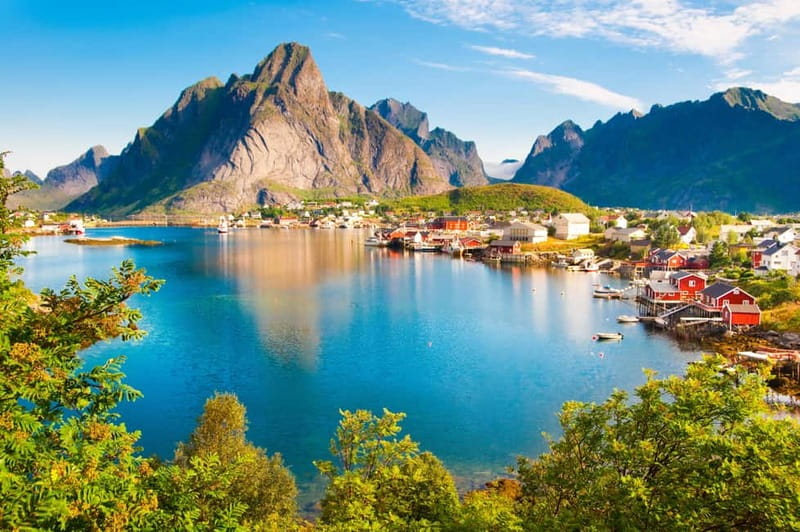 Svolvaer: South Lofoten Top Highlights Photo Tour - Sakrisøy: yellow rorbuer and a food stop at Anita’s Seafood