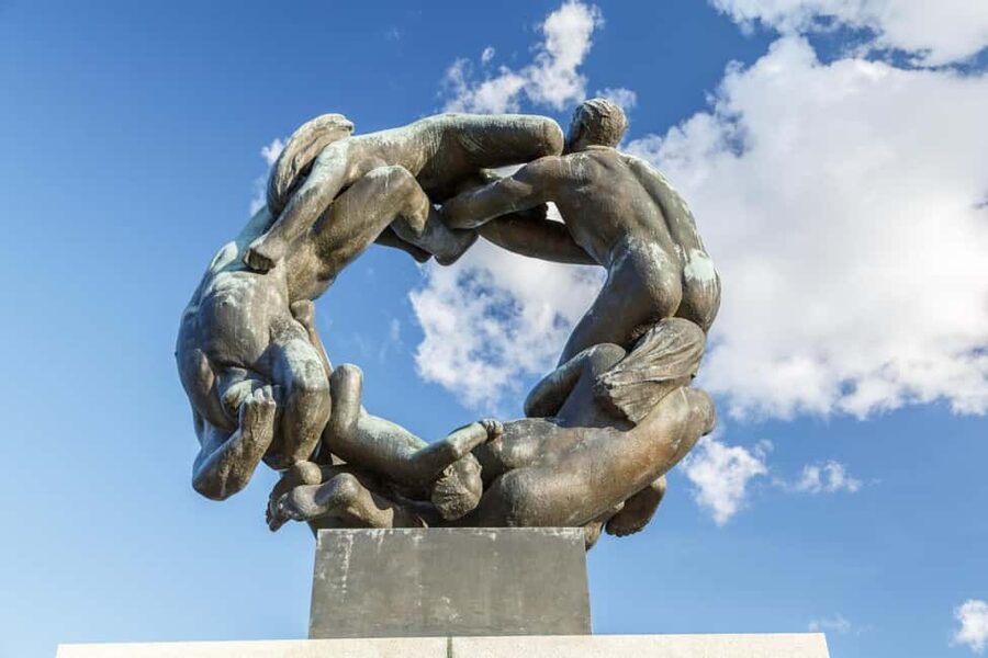 The Vigeland Park in Oslo: Insta-Perfect Walk with a Local - Small group pacing: why it changes the whole feel