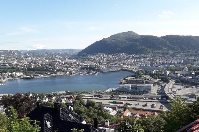 Three-summit hike in Bergen - Where you start: Tourist Information at Strandkaien