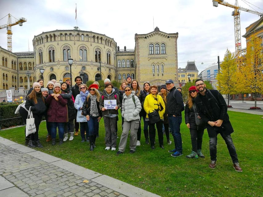 Tour a Pie en Oslo en Español - Meeting the Tiger at Jernbanetorget