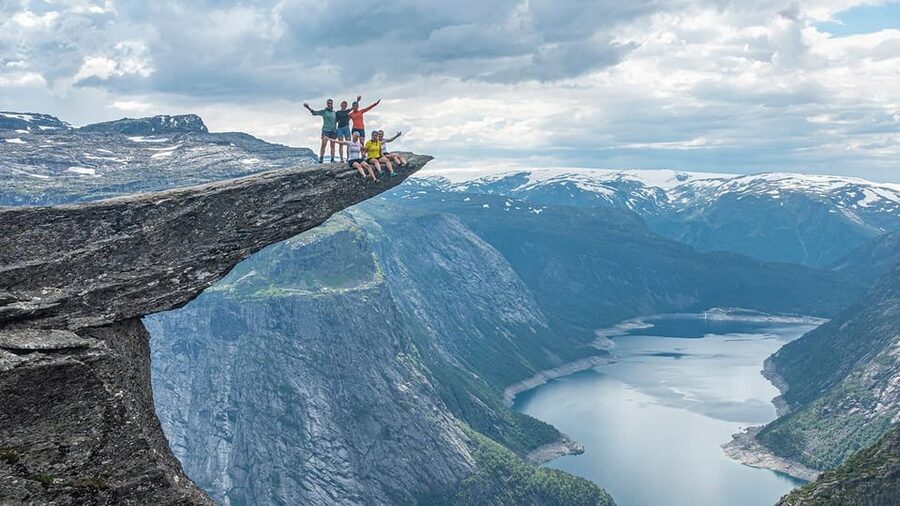 Trolltunga: Trolltunga Summer Hike - The guide makes the day: stories, breaks, and names to remember