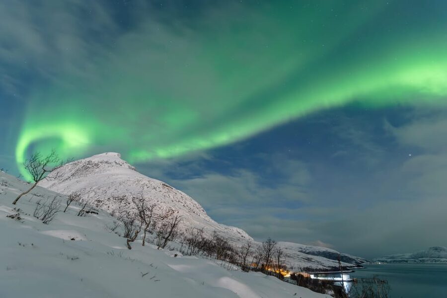 Tromsø: Aurora Quest Minibus Adventure - Campfire Outdoors and Your Pro Photo Delivery Promise