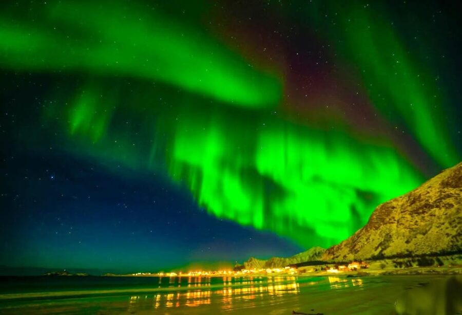 Tromsø Chinese Aurora Tour - Warm breaks: bonfire time, sausages, and hot drinks