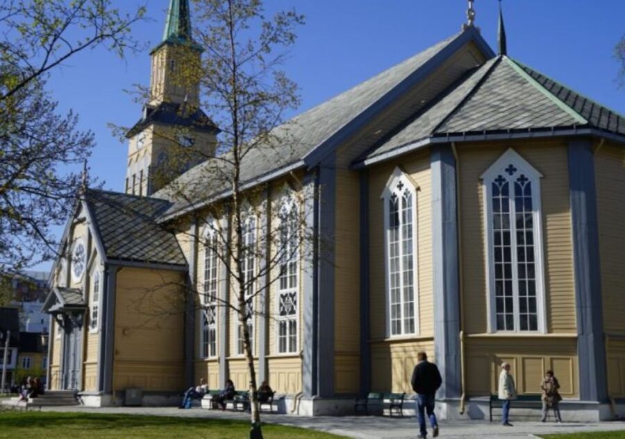 Tromso: City Highlights Guided Walking Tour - From Storgata 77 at 12.00, you start with the easy part: the pier