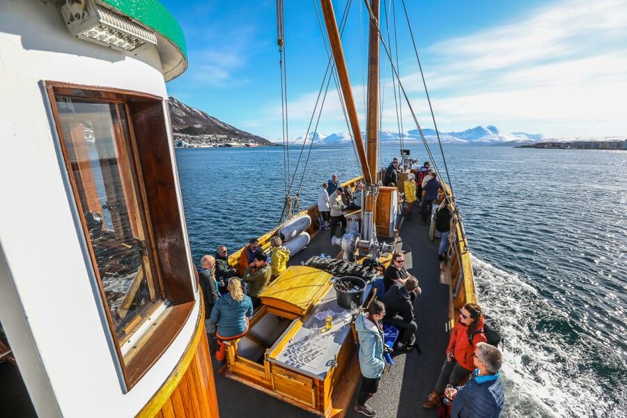 Tromsø: Fjord History Cruise with Snack and Drinks - Hermes II story mode: what the crew actually does with history