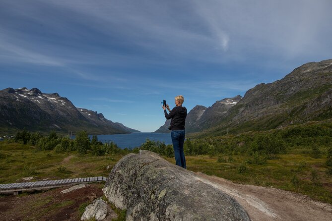 Tromso fjords road trip with fire in grill cabin by the beach. - Grotfjord’s white sand beach: the easiest way to understand a fjord