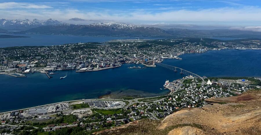 Tromsø: Island Tour & Cable Car with Tromsø Accessible Tours - The guiding style: what you can expect from the person in the orange jacket