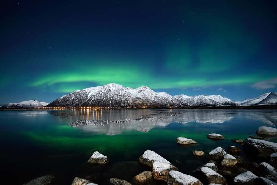 Tromsø:Northern light tour with mini bus i Tromsø - The Aurora Hunt Plan: Destination Changes Based on Best Chances