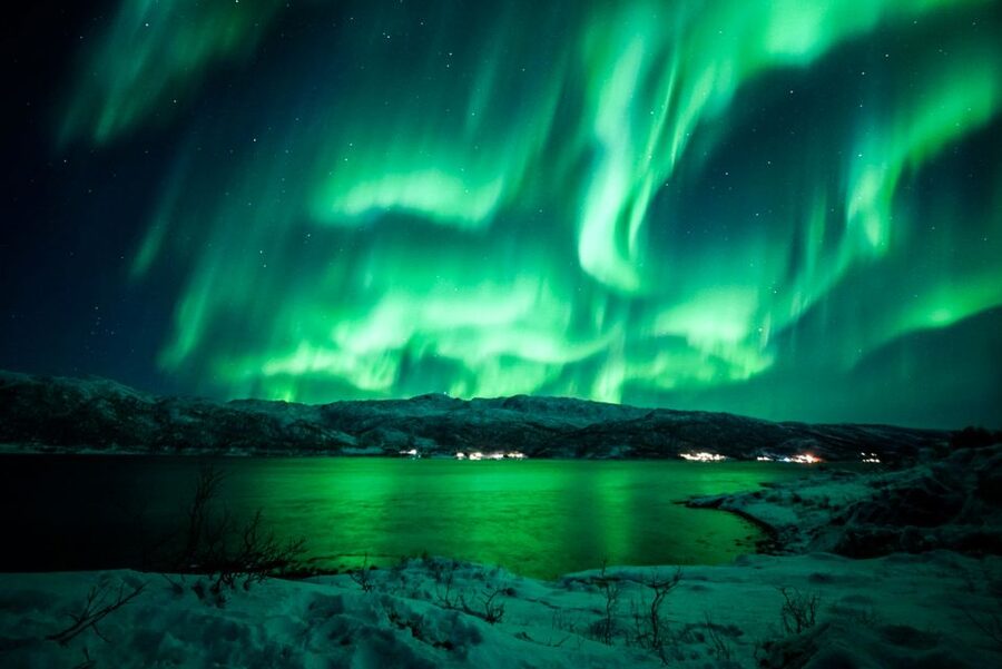 Tromsø: Northern Lights Chase Minibus Tour - Thermal suits and Arctic warmth while you wait