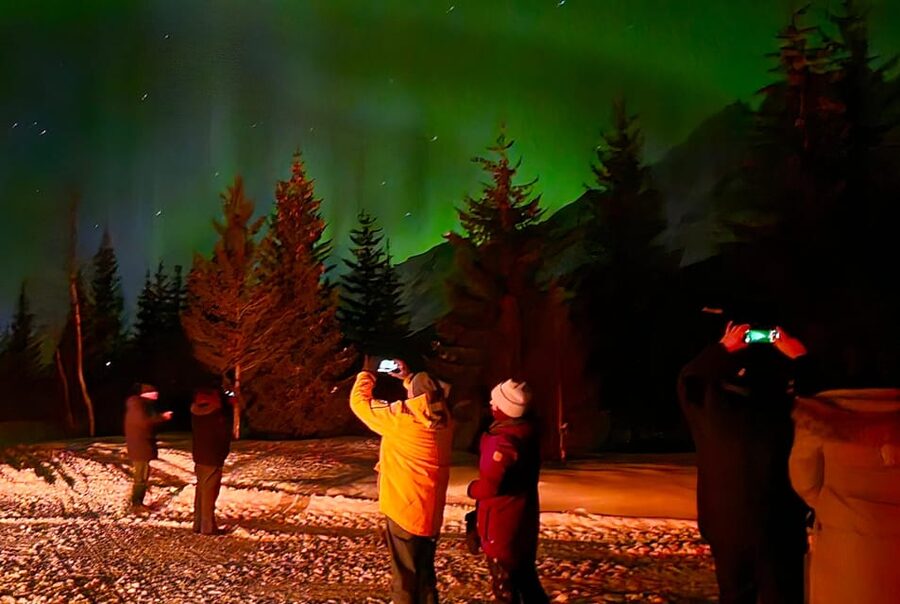 Tromsø: Northern Lights Hunt. Local Guide and Basecamp. - Wilderness basecamp: toilets, warmth, and the comfort factor