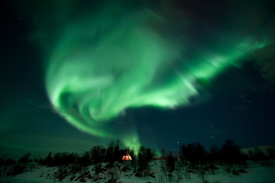 Tromsø: Northern Lights Husky Visit with Traditional Dinner - Meeting at Radisson Blu, then getting moving fast