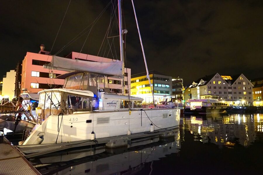 Tromsø: Northern Lights Luxury Catamaran Cruise - Where to meet in Tromsø, and how to dress so you do not miss the deck