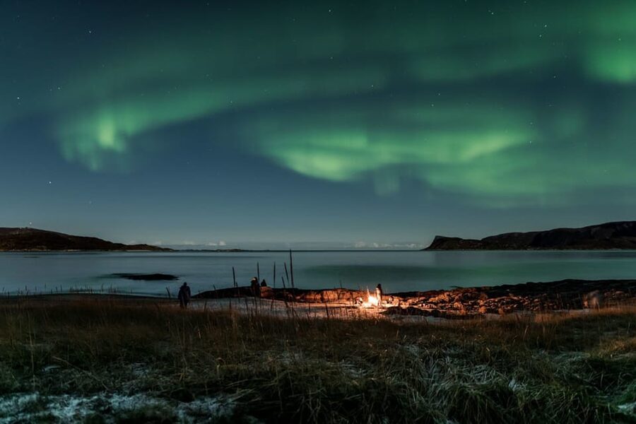 Tromsø: Northern Lights Photography Small-Group Tour - What You Do at Night: Campfire Food, Hot Drinks, and Group Photos