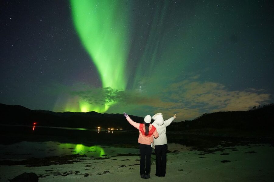 Tromsø: Northern Lights Tour with Free Professional Portrait - Stops and timing: how the 6 hours usually feel
