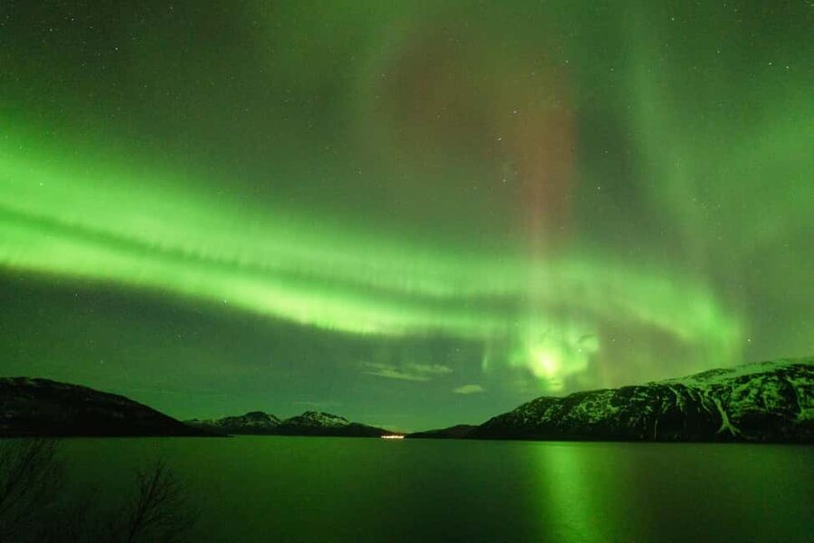 Tromsø: Northern Lights tour with local experts - The photo stop and the snack-and-sit rhythm of the hunt