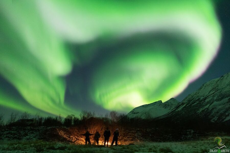 Tromsø: Northern Lights Trip with Campfire and Snacks - Magic Ice Bar to Lappland darkness: getting set up right in Tromsø