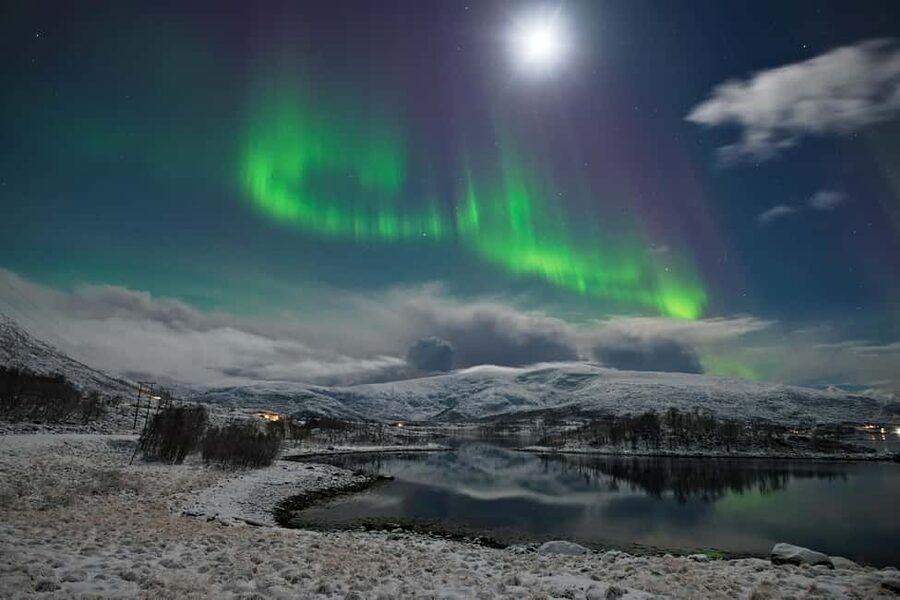 Tromsø: Small Group Northern Lights Hunt - What the guide and driver do for aurora spotting