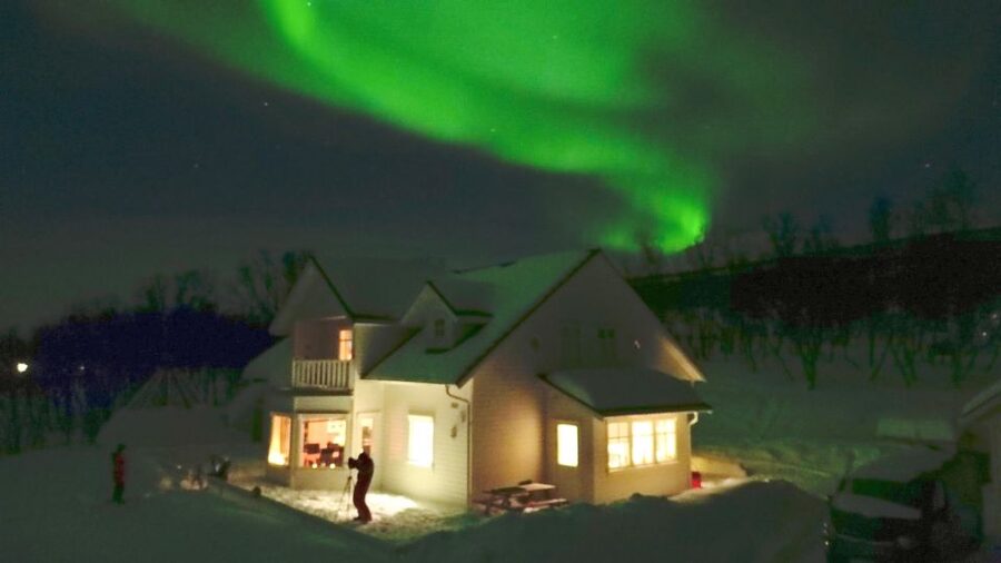 Tromsø: Snowmobile Safari with Aurora Crystal Lavvo Stay - Breakfast and the return around 11:00 AM